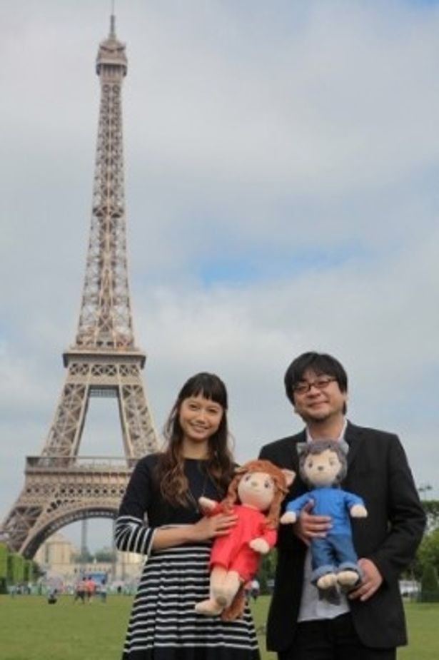 エッフェル塔をバックに。ワールドプレミア出席でパリを訪れた宮崎あおいと細田守監督