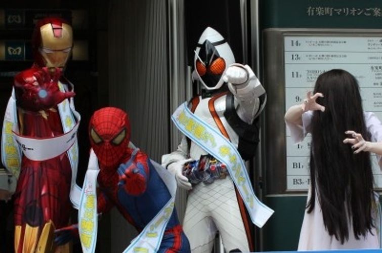 貞子のハグに子供たちも大喜び！ スパイダーマン、アイアンマン、仮面ライダーらがチラシ配りで一致団結