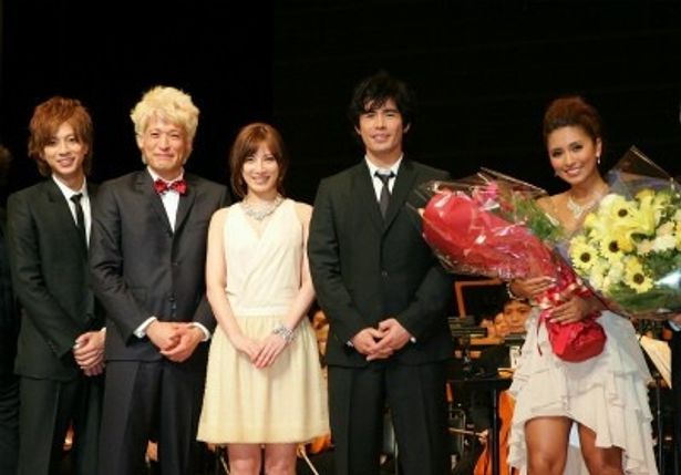 伊藤英明らが、指揮者やコンサートマスター、シェネルに花束を渡した