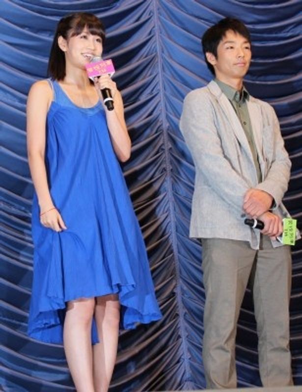 【写真を見る】前田敦子は夏らしい青の肩だしワンピースで登場！森山未來に愛の告白!?