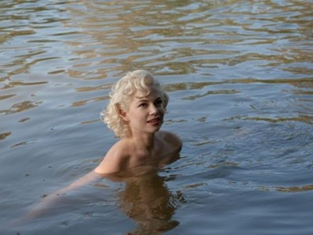 デートのあと、テムズ川で泳ぐマリリン