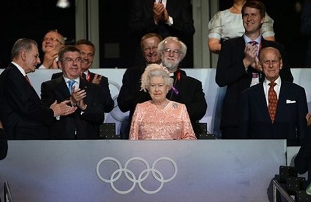 【写真を見る】ロンドン五輪開会式でサプライズ登場したエリザベス女王