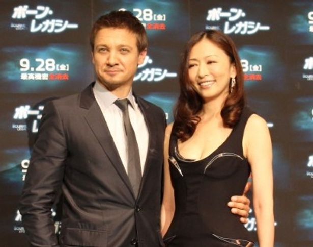 『ボーン・レガシー』完成披露試写会に登壇したジェレミー・レナーと松雪泰子