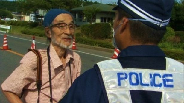 【写真をもっと見る】福島菊次郎、91歳。警察の前でも果敢にシャッターを切る