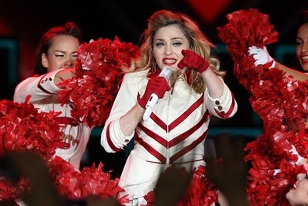 【写真を見る】ワールドツアーMDNAでのパフォーマンスが様々な物議を醸しているマドンナ