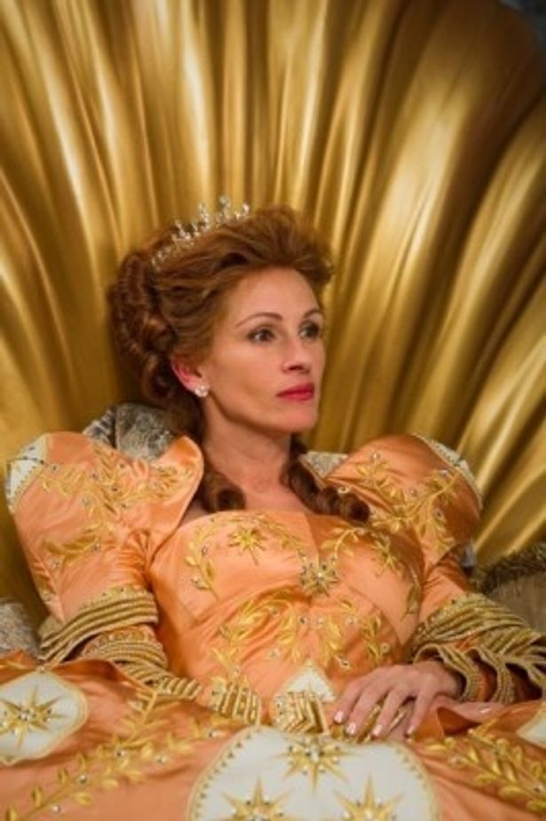 宝石やドレスが大好きな継母女王を演じるのはジュリア・ロバーツ