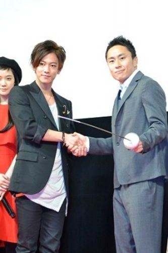 佐藤健の剣さばきは金メダル級！ロンドン五輪銀メダリスト太田雄貴とがっちり握手！