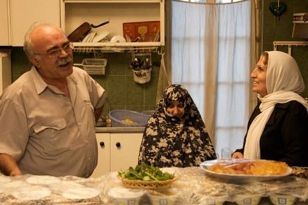 料理中に交わされる会話の中で、イランの文化や社会が浮かび上がってくる