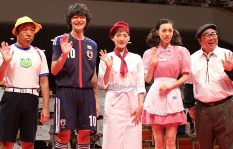 綾瀬はるかはパティシエ、岡田将生はサッカー選手に変身！コスプレでの登場に会場から大歓声