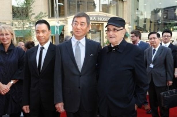 映画祭最高責任者のセルジュ・ロジークとレッドカーペットに登場した高倉健