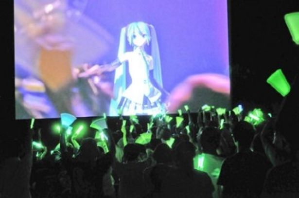 【写真を見る】曲に合わせて初音ミクのイメージカラーである緑色のサイリウムが振られる光景は幻想的