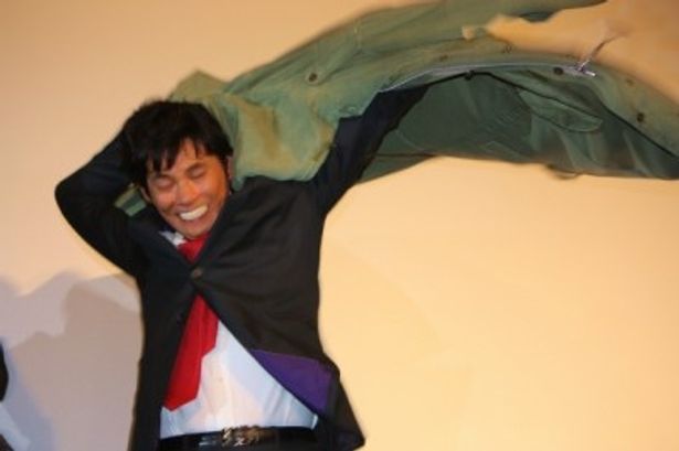 【写真を見る】感動！織田裕二が、青島俊作のコートをオープニング映像みたいに羽織って見せた！