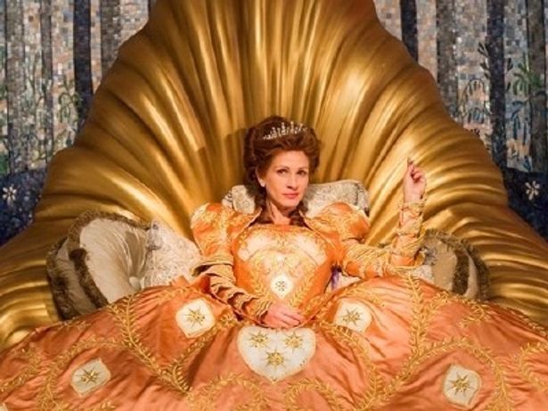 ジュリア・ロバーツが意地悪でわがままな女王をコミカルに演じる