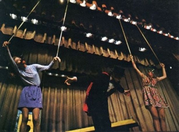 魔術師のモンターグは舞台上で美女を殺す魔術を披露する(『血の魔術師』)