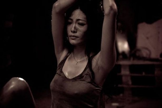 【写真を見る】凶悪な犯罪者に囚われている美女を演じるのは、台湾のケイト・モスと称されるモデル出身のイヴォンヌ・ヤオ