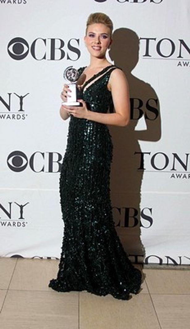 【写真を見る】2010年にトニー賞演劇部門助演女優賞を受賞したスカーレット・ヨハンソン