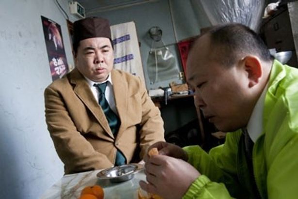 【写真を見る】これが直江演じる部長がみかんを食べるシーン。さすがに腐ってはいないはず!?
