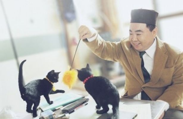 黒猫との出会いをきっかけに人生を見つめ直す男の姿を描く『くろねこルーシー』