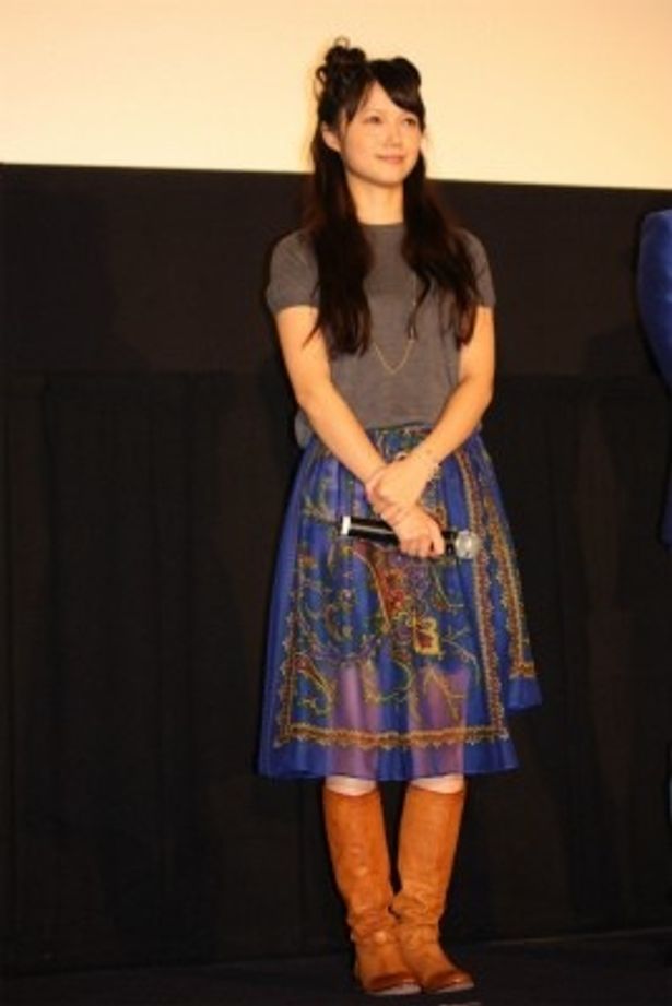 【写真を見る】宮崎あおいのキュートなファッションをチェック！ブルーのスカートもお洒落