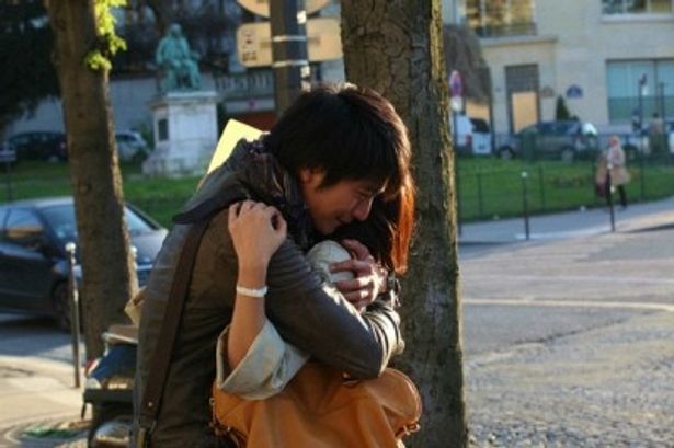 【写真をもっと見る】中山美穂扮するアオイと、向井理扮するセンが抱きしめ合うシーンに胸キュン！