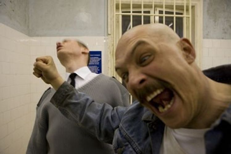 殴る！蹴る！暴れる！筋肉隆々のトム・ハーディがイギリスで最も有名な犯罪者を熱演