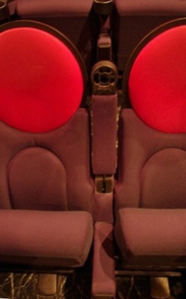 全座席に可動式アームチェアが備えられたTOHOシネマズ六本木ヒルズは、デートに最適な映画館といえる
