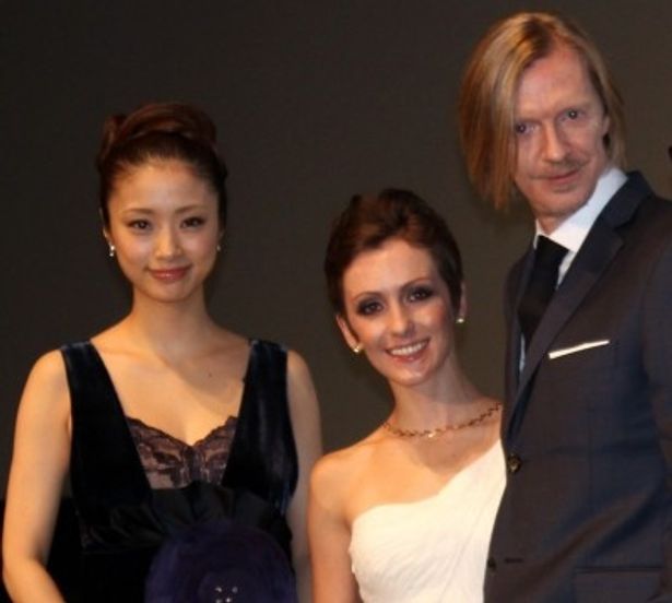 東京国際映画祭オープニングセレモニーに登壇したアンドリュー・アダムソン監督、エリカ・リンツ、上戸彩