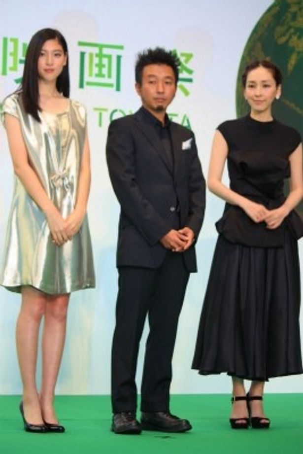 ママになった麻生久美子はシックな黒、三吉彩花はシルバーで若々しく