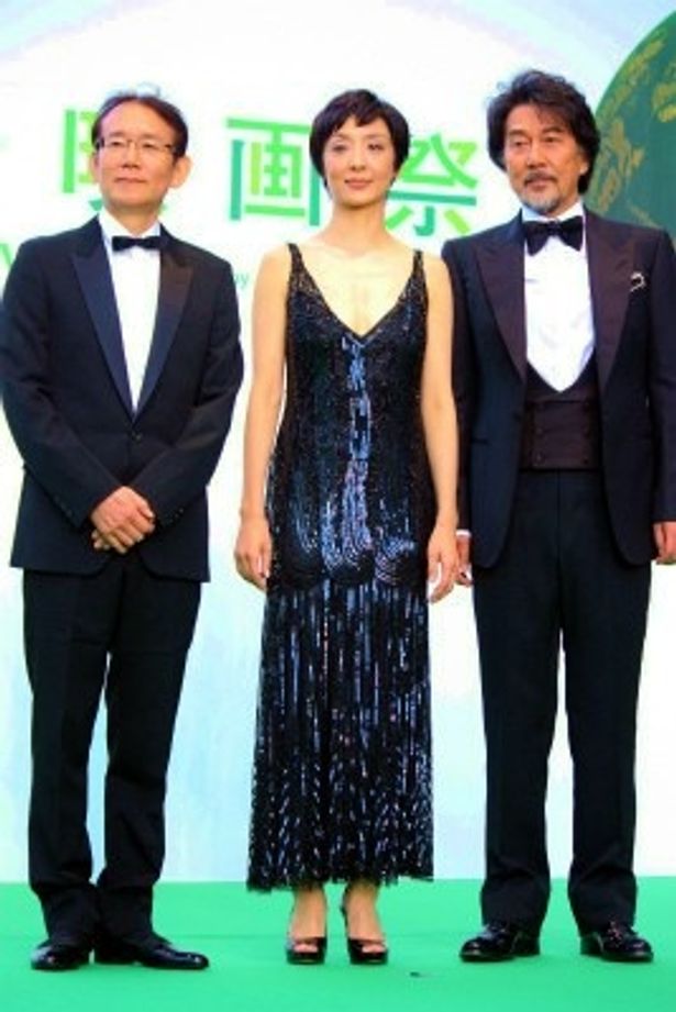 【写真を見る】東京国際映画祭のグリーンカーペットでのドレスアップした草刈民代はこちら