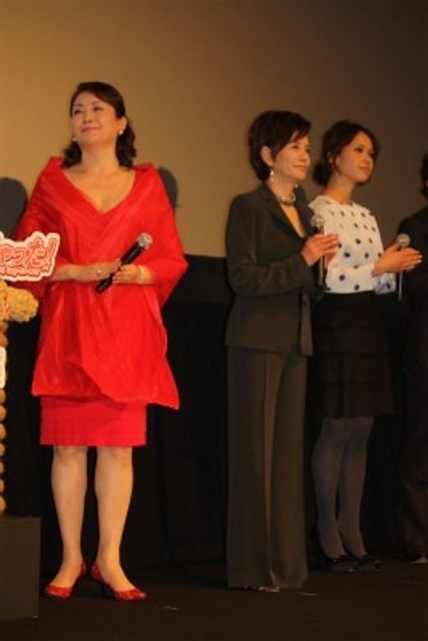 松坂慶子は貫禄十分の赤いドレスで登壇
