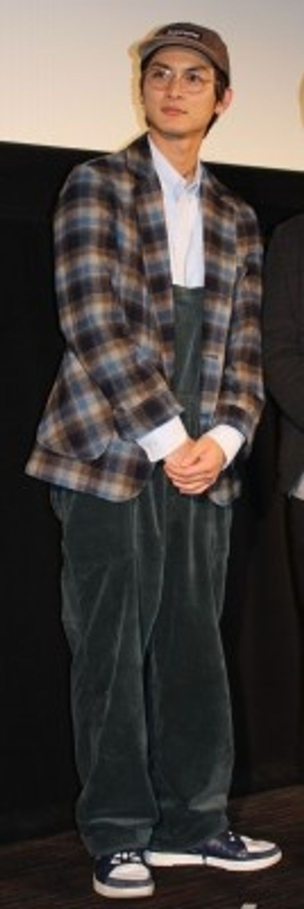 【写真を見る】キャップに眼鏡、チェックのジャケットの秋ファッションで登場した高良健吾