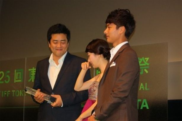 カン・イグァン監督、ソ・ヨンジュと、共に参加していた主演女優 イ・ジョンヒョンと喜び合った