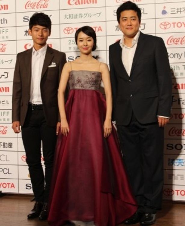 【写真を見る】東京国際映画祭が閉幕！美貌の韓国女優イ・ジョンヒョンがゴージャスなドレス姿で登場