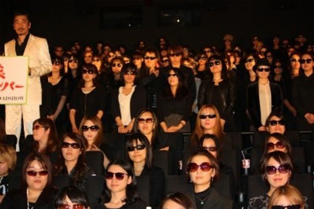 【写真を見る】会場は異様なムード!?気合を入れた任侠ファッションの女性ファンたち