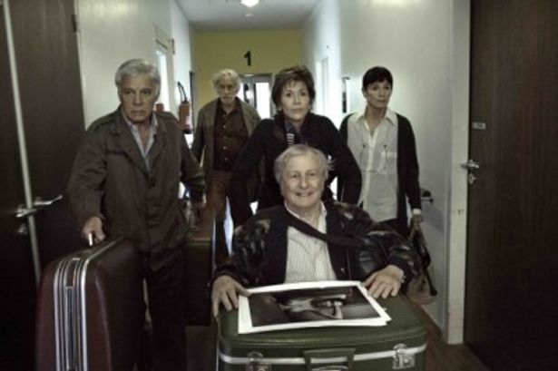 ジェーン・フォンダ演じるジャンヌたちは車椅子に乗ったクロード(クロード・リッシュ)を施設から脱出させる