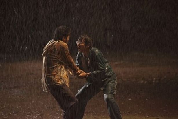 雨の中、傷ついたふたりの男の感情が交錯する