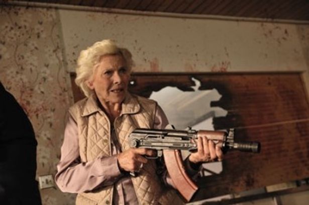 AK47を構えたおばあちゃんは『007 ゴールドフィンガー』(64)のプッシー・ガロア役が懐かしいオナー・ブラックマン！