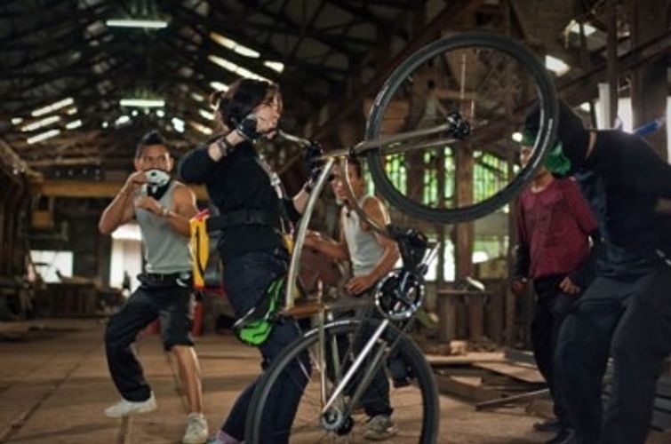 ジャッキーも驚く!?タイの格闘系美少女が驚愕の自転車アクションを披露