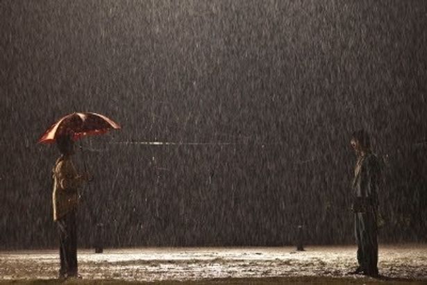 【写真をもっと見る】堺雅人と山田孝之が苦労したという『その夜の侍』の豪雨のシーンはこちら！