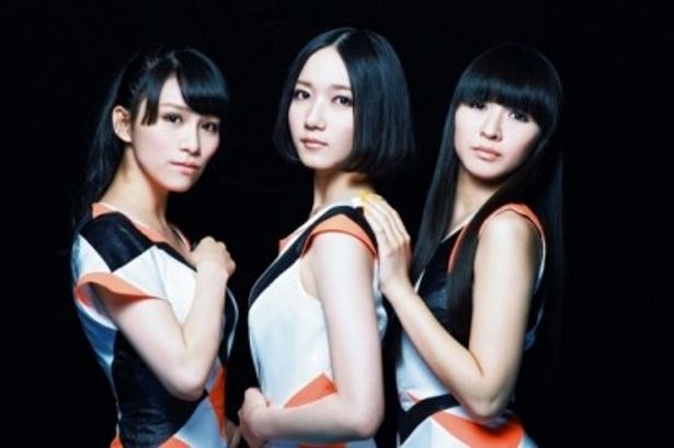 テーマ曲「ナチュラルに恋して」を歌うPerfume