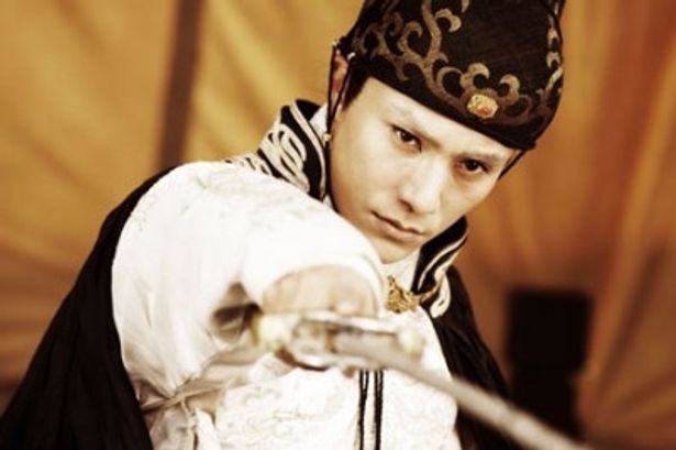 チェン・クンは宦官のユーと情報屋のフォンの一人二役に