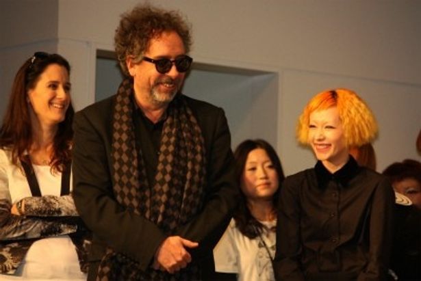 【写真を見る】木村カエラとティム・バートン監督が笑顔で談笑！