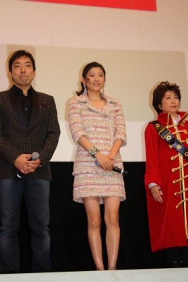 【写真をもっと見る】篠原涼子は超ミニのフェミニンなスーツで美脚を披露