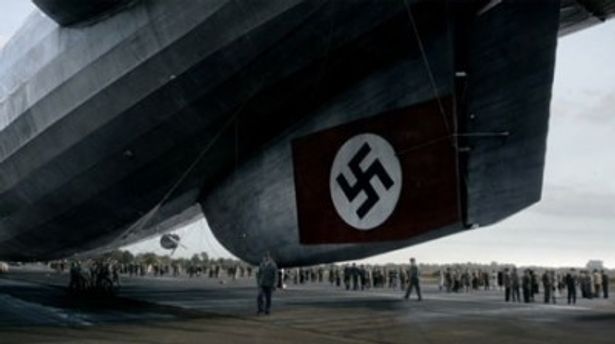 船尾にはナチスドイツの鉤十字が