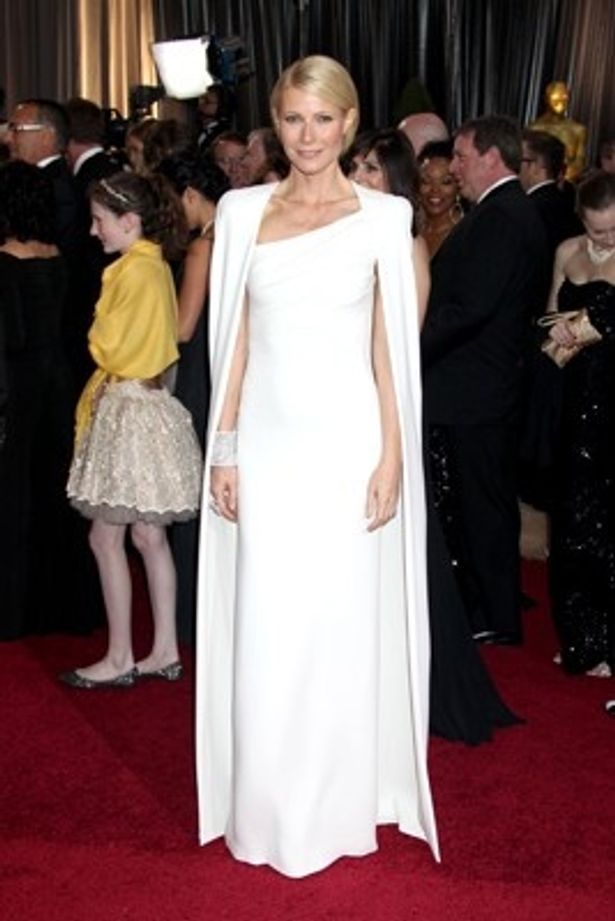 アカデミー賞にトム・フォードのアイボリーのドレスで登壇したグウィネス・パルトロー