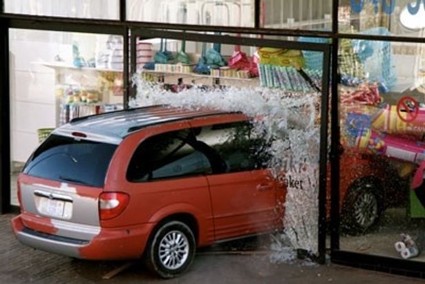 車ごと店にも突っ込む！