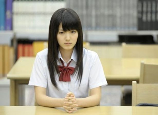 【写真を見る】℃-uteの鈴木愛理が謎めいたクラスメイトに扮する
