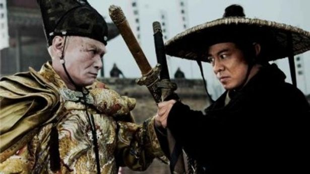 悪名高い宦官ワン督主を演じるリュー・チャーフィーとジャオを演じるジェット・リー(右)