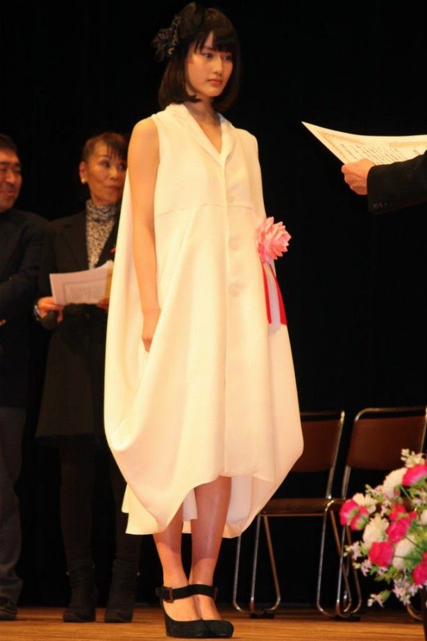 【写真を見る】白いドレスがキュート！最優秀新人賞受賞の橋本愛