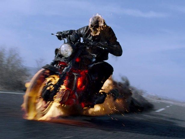 【写真を見る】地獄の炎に包まれたバイクに乗って、伝説のダークヒーローが再降臨！